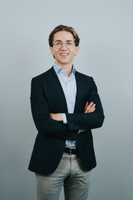 Dealmaker photo
